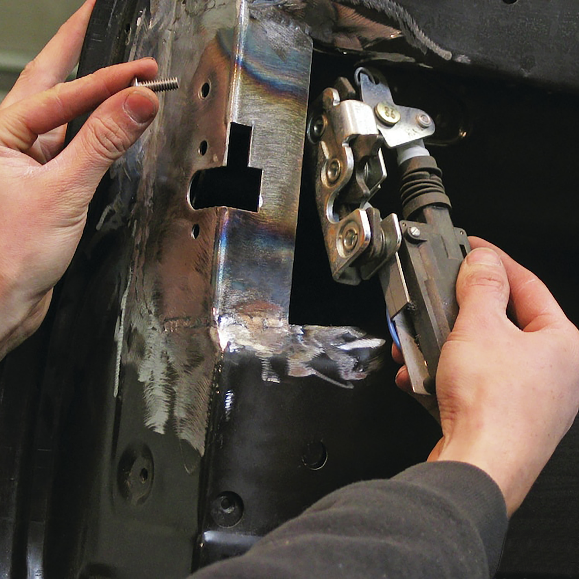 Power Bear Claw Claw Latches with Actuator Installed in Door