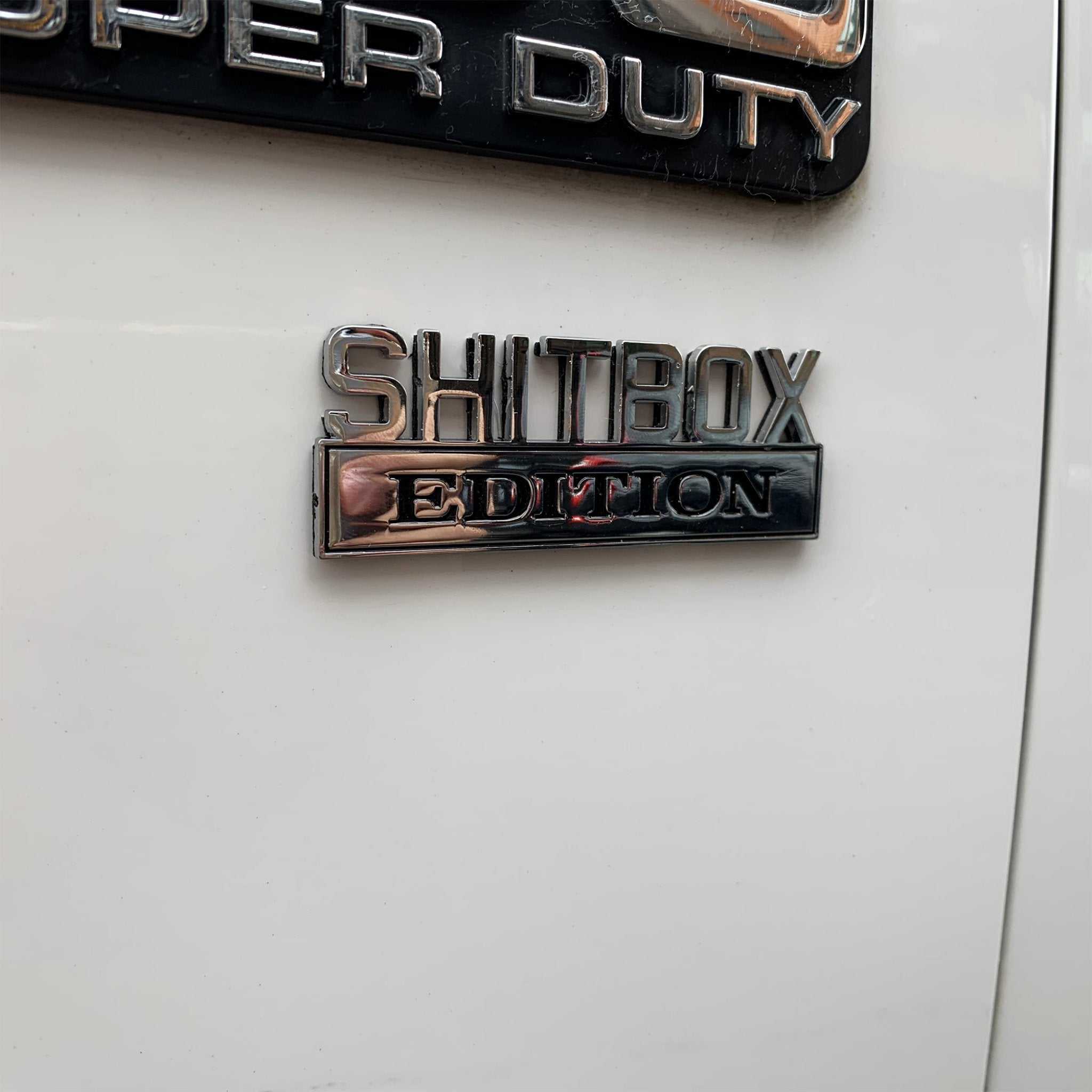 Emblema de guardabarros de edición Shitbox de Metal cromado, insignia para coche, camión, portón trasero, maletero